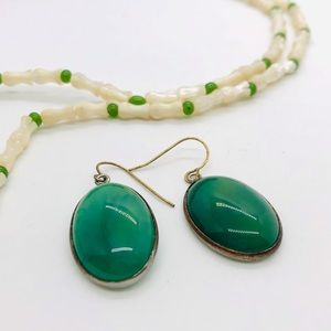 Vintage green earrings & antique mother of pearl necklace 💚